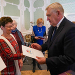 Prezydent Tadeusz Truskolaski wręcza jednej seniorce podziękowanie