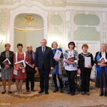 Prezydent Tadeusz Truskolaski pozuje do wspólnego zdjęcia z wyróżnionymi kobietami