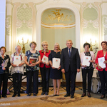 Prezydent Tadeusz Truskolaski pozuje do zdjęcia z kolejnymi seniorkami