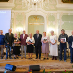 Prezydent Tadeusz Truskolaski pozuje do wspólnego zdjęcia seniorami