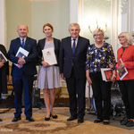Prezydent Tadeusz Truskolaski pozuje do wspólnego zdjęcia z pięcioma osobami