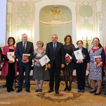 Prezydent Tadeusz Truskolaski pozuje do wspólnego zdjęcia z kobietami