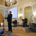 Czterech mężczyzn podczas występu muzycznego