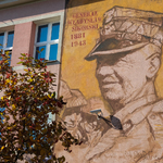 Mural na budynku szkoły przedstawiający generała Władysława Eugeniusza Sikorskiego