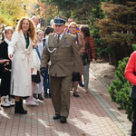Mężczyzna w mundurze wojskowym idzie na uroczystość odsłonięcie muralu