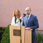 Dyrektor Szkoły Podstawowej nr 20 Mariusz Sokołowski zabiera głos na uroczystości