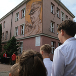 Widok na mural przedstawiający patrona szkoły nr 20