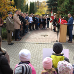 Dyrektor Mariusz Sokołowski przemawia, wkoło są zgromadzeni uczestnicy