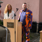 Jeden z autorów muralu - Dariusz Paczkowski przemawia na uroczystości