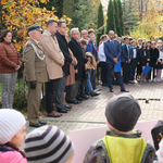 Zaproszeni goście stoją na uroczystości, w tym: zastępca prezydenta Rafał Rudnicki