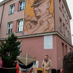 Zastępca prezydenta Rafał Rudnicki zabiera głos, za nim widać nowy mural