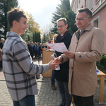 Zastępca prezydenta Rafał Rudnicki gratuluje laureatowi konkursu