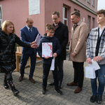 Kolejny uczeń pokazuje otrzymany dyplom
