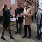 Zastępca prezydenta Rafał Rudnicki gratuluje laureatce konkursu
