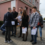 Zastępca prezydenta Rafał Rudnicki gratuluje następnemu laureatowi konkursu