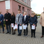 Laureaci pozują do wspólnego zdjęcia z dyrektorem Mariuszem Sokołowskim, wicewojewodą Tomaszem Madrasem i zastępcą prezydenta Rafałem Rudnickim