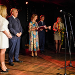 Pięć osób stoi na scenie, w tym: prezydent Tadeusz Truskolaski i radna Joanna Misiuk