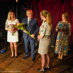 Prezydent Tadeusz Truskolaski wręcza kwiaty kobiecie