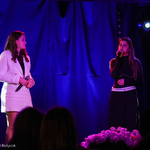Dwie kobiety śpiewają na scenie