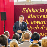 Zastępca prezydenta Rafał Rudnicki pokazuje się zgromadzonym gościom