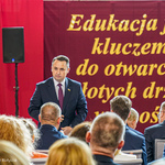 Zastępca prezydenta Przemysław Tuchliński pokazuje się zgromadzonym gościom