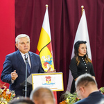 Prezydent Tadeusz Truskolaski, obok stoi: dyrektor Edyta Haraburda