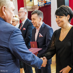 Prezydent Tadeusz Truskolaski wręcza Nagrodę dyrektorce Ewie Mitule