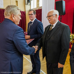 Prezydent Tadeusz Truskolaski wręcza Nagrodę Prezydenta Miasta Białegostoku dyrektorowi Lechowi Szargiejowi
