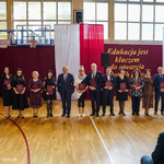 Prezydent Tadeusz Truskolaski pozuje do wspólnego zdjęcia z laureatami i laureatkami Nagrody