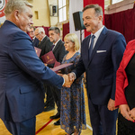 Prezydent Tadeusz Truskolaski wręcza Nagrodę kolejnemu nauczycielowi, III tura