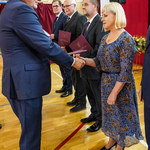 Prezydent Tadeusz Truskolaski wręcza Nagrodę nauczycielce, III tura