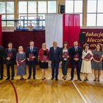 Prezydent Tadeusz Truskolaski, laureaci oraz laureatki Nagrody Prezydenta Miasta Białegostoku na wspólnym zdjęciu, III tura