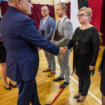 Prezydent Tadeusz Truskolaski gratuluje Nagrody Prezydenta Miasta Białegostoku nauczycielce, IV tura