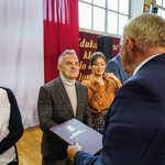 Prezydent Tadeusz Truskolaski gratuluje Nagrody nauczycielowi, V tura
