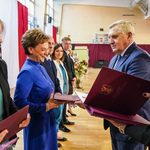 Prezydent Tadeusz Truskolaski gratuluje Nagrody nauczycielce, VII tura