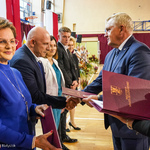 Prezydent Tadeusz Truskolaski gratuluje Nagrody kolejnemu nauczycielowi, VII tura