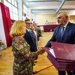 Prezydent Tadeusz Truskolaski gratuluje Nagrody Prezydenta Miasta Białegostoku nauczycielce, IX tura