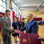 Prezydent Tadeusz Truskolaski gratuluje Nagrody kolejnemu nauczycielowi, IX tura