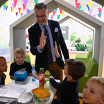 Zastępca prezydenta Rafał Rudnicki wita się z dziećmi