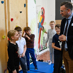 Zastępca prezydenta Rafał Rudnicki rozmawia z dziećmi w sali zabaw