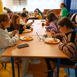 Dzieci spożywają posiłek w jadalni