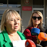 Radna Katarzyna Kisielewska-Martyniuk odpowiada na pytania dziennikarzy podczas konferencji prasowej