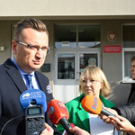 Zastępca prezydenta Rafał Rudnicki odpowiada na pytania dziennikarzy podczas konferencji prasowej
