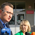 Zastępca prezydenta Rafał Rudnicki odpowiada na pytania dziennikarzy podczas konferencji prasowej