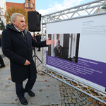 Prezydent Tadeusz Truskolaski ogląda prezentację zdjęć