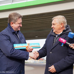 Prezydent Tadeusz Truskolaski podaje dłoń ambasadorowi Ukrainy w Polsce Wasylowi Zwaryczowi, który trzyma w ręku tabliczkę Rondo Wolnej Ukrainy