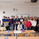 Ambasador Ukrainy Wasyl Zwarycz oraz Prezydent Tadeusz Truskolaski pozują do pamiątkowego zdjęcia z uczniami