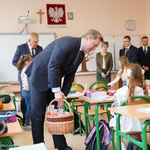 Prezydent Tadeusz Truskolaski oraz Ambasador Ukrainy Wasyl Zwarycz podczas rozmowy z uczniami