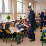 Ambasador Ukrainy Wasyl Zwarycz rozdaje słodycze uczniom, a Prezydent Tadeusz Truskolaski rozmawia z uczennicą