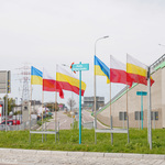 Rondo Wolnej Ukrainy. Na wietrze powiewają flagi Polski, Ukrainy i Miasta Białystok
